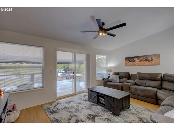 $639,900 | 2665 Whistlers Park Road, Roseburg, OR 97470