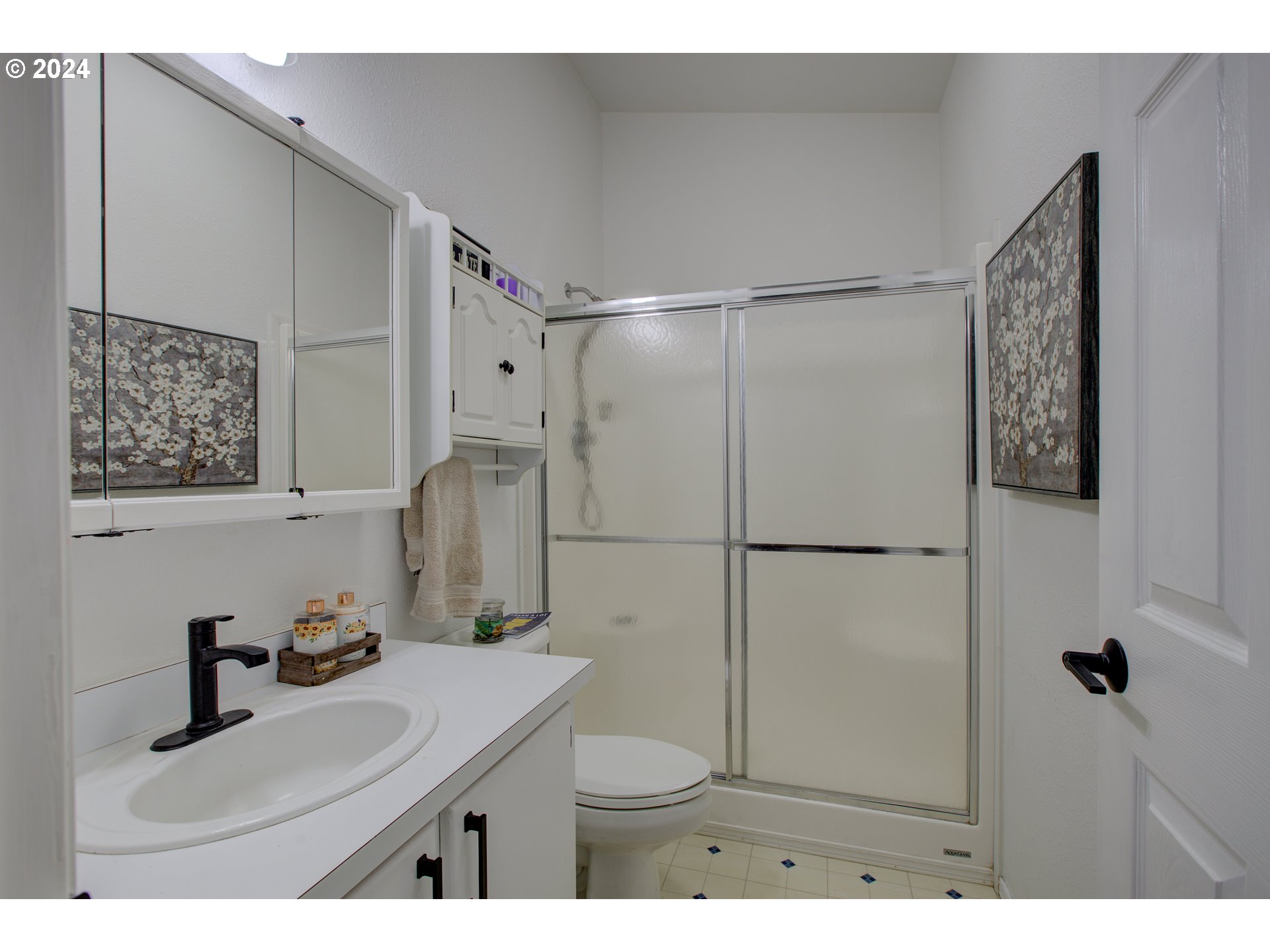 2665 Whistlers Park Road Roseburg, OR 97470 - Photo 17 of 48 a bathroom with a sink toilet and shower