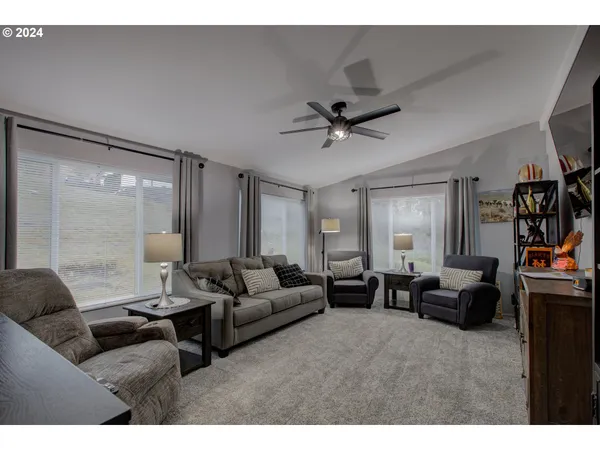 $639,900 | 2665 Whistlers Park Road, Roseburg, OR 97470