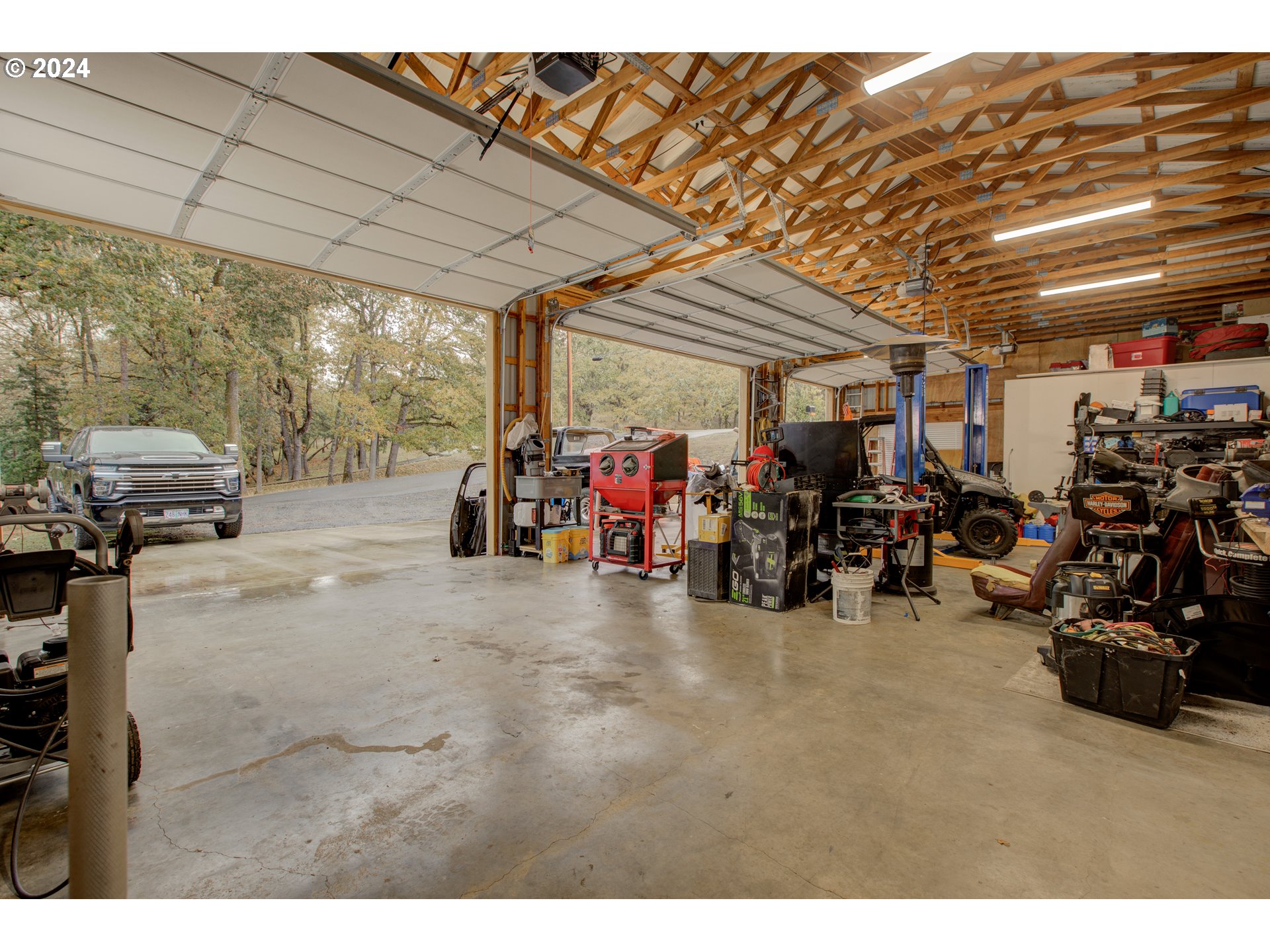 2665 Whistlers Park Road Roseburg, OR 97470 - Photo 41 of 48 a view of a big room with gym equipment