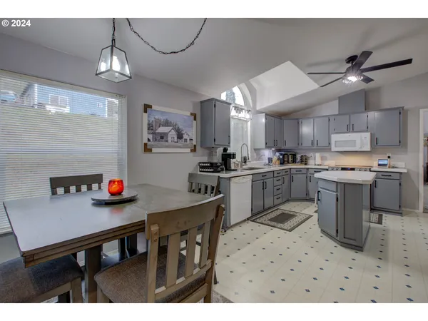 $639,900 | 2665 Whistlers Park Road, Roseburg, OR 97470