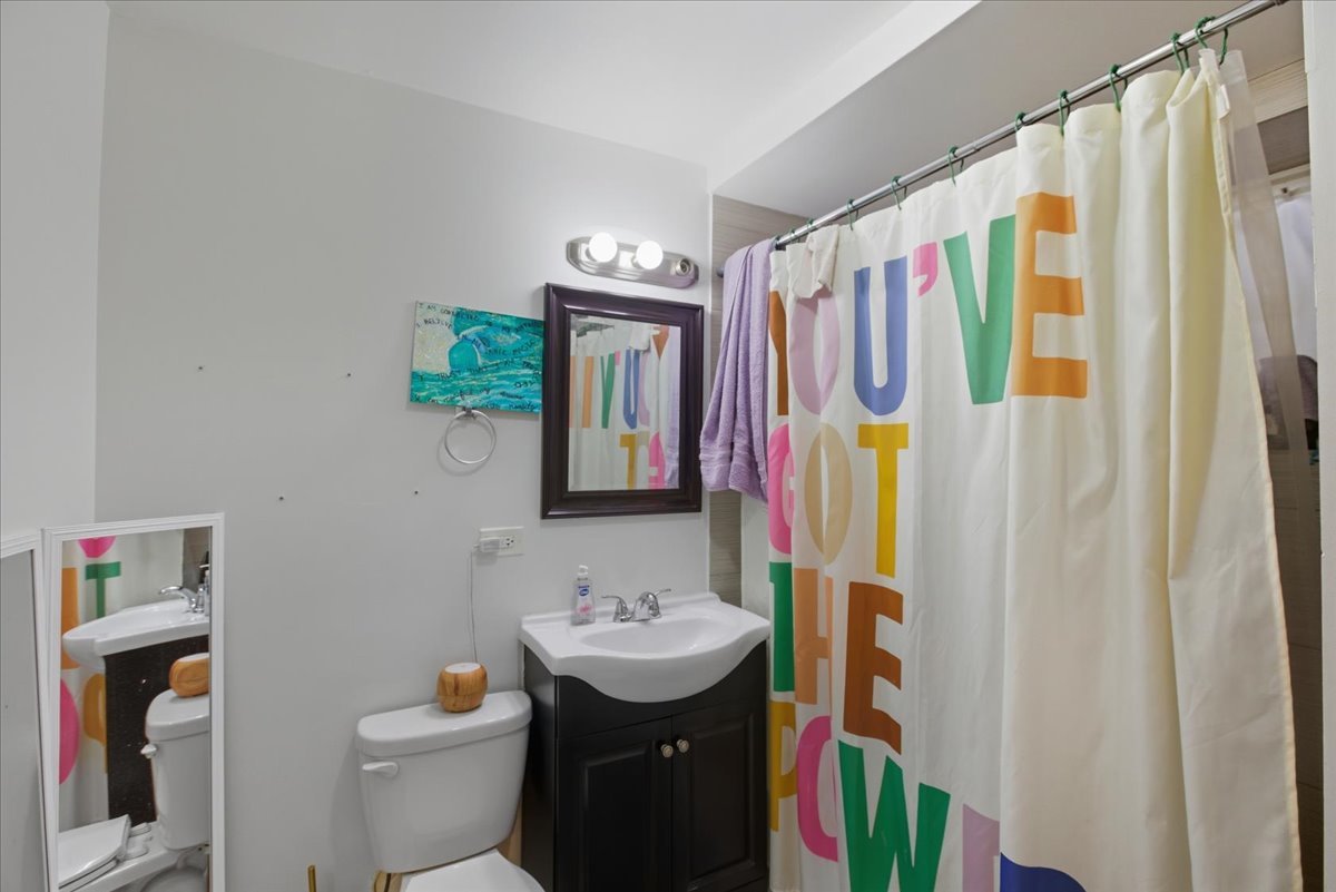 4423 South Prairie Avenue, Unit GARDEN Chicago, IL 60653 - Photo 10 of 13 a bathroom with a sink toilet and shower