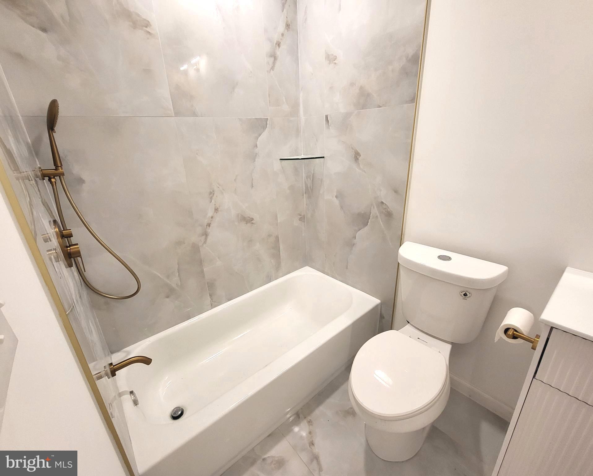 562 24th Street Northeast Washington, DC 20002 - Photo 17 of 41 2nd Floor: Full Bath