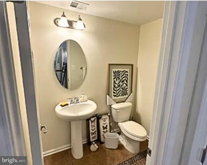 15145 Leicestershire Street Woodbridge, VA 22191 - Photo 11 of 19 a bathroom with a toilet sink vanity and mirror
