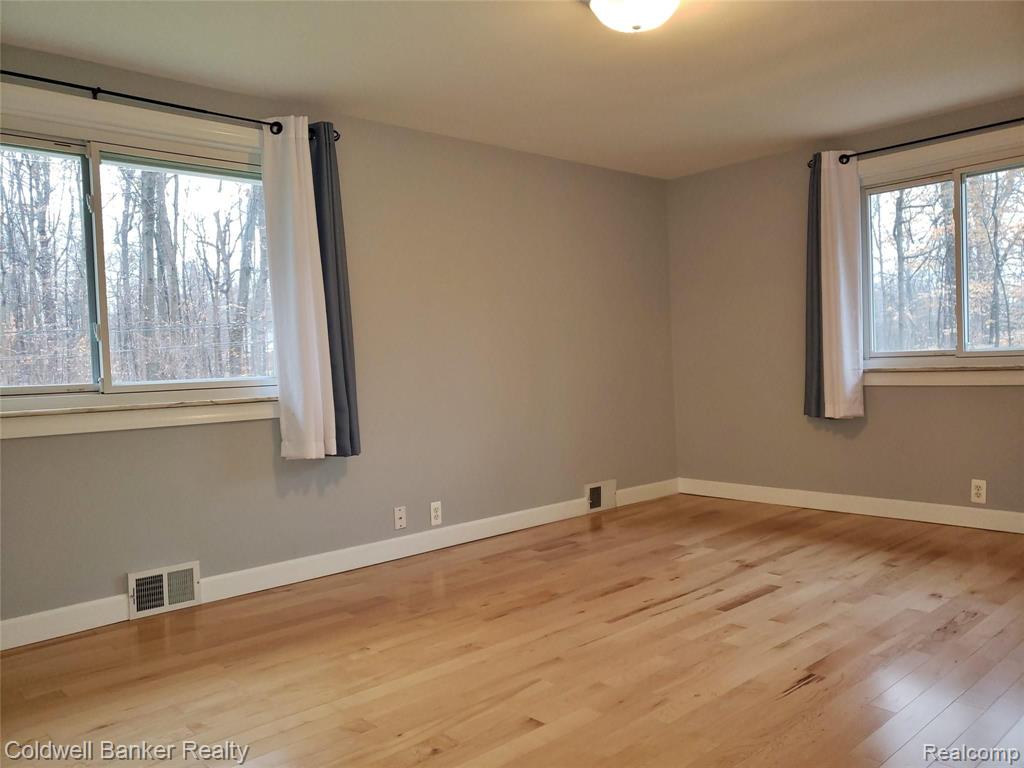 40241 Fairway Road Northville, MI 48167 - Photo 18 of 26