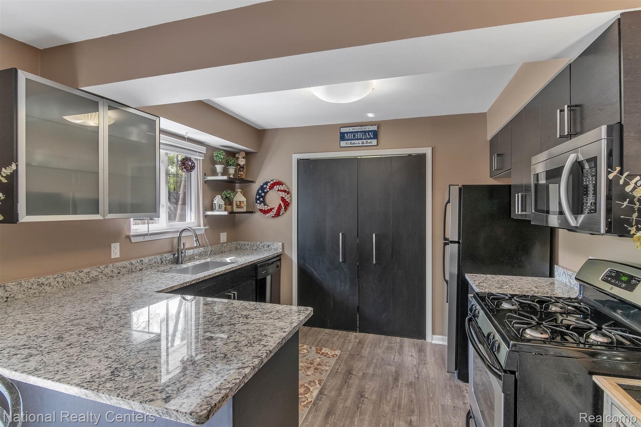 3388 Longview Avenue Rochester, MI 48307 - Photo 11 of 30 11-3388 Longview Ave-WindowStill-Real-Estate-Photography-11.jpg