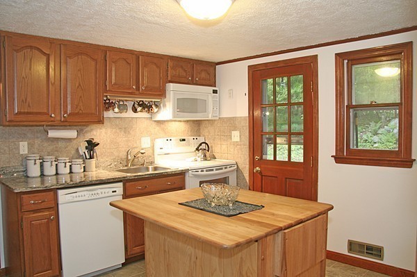 48 Rockridge Road Framingham, MA 01702 - Photo 9 of 18 Gallery Image 9