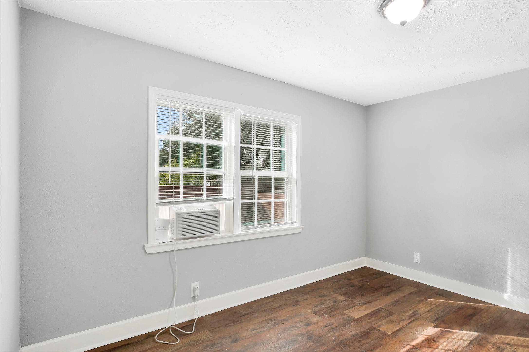 2311 North Louis Street Victoria, TX 77901 - Photo 8 of 18 a view of empty room with a window