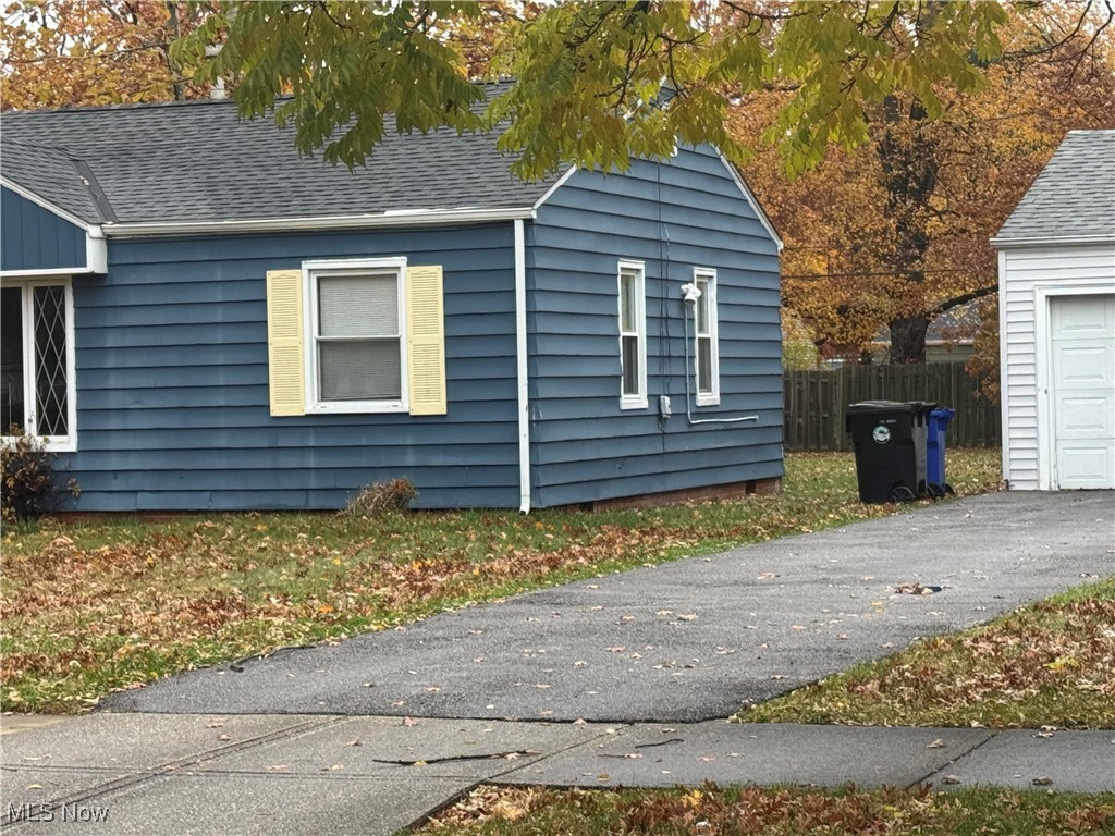 2337 Greenvale Road Cleveland, OH 44121 - Photo 5 of 18