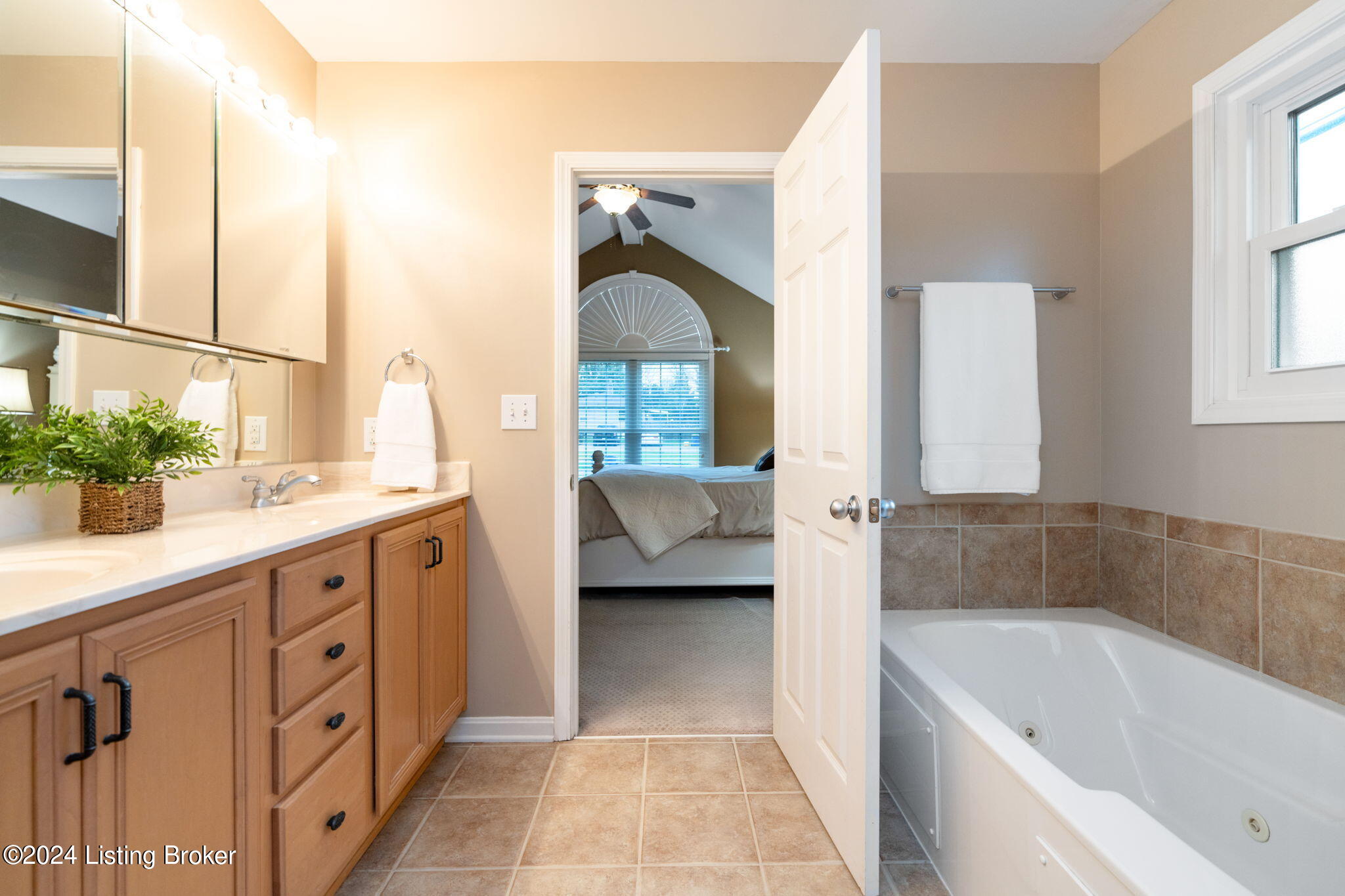 1225 Williams Ridge Road Louisville, KY 40243 - Photo 17 of 50 Ensuite Primary Bathroom