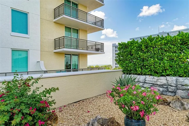 $515,000 | 800 North Tamiami Trail, Unit 212, Sarasota, FL 34236
