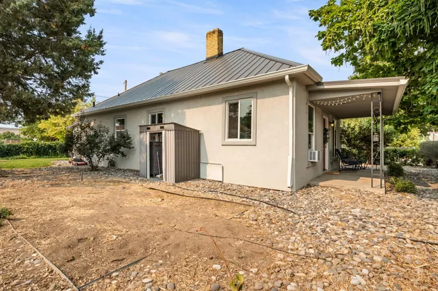 a view of a house with backyard porch and garden