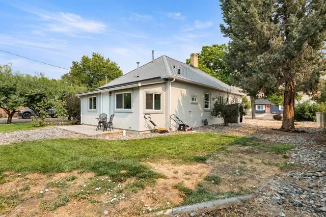 a view of entryway with flower garden