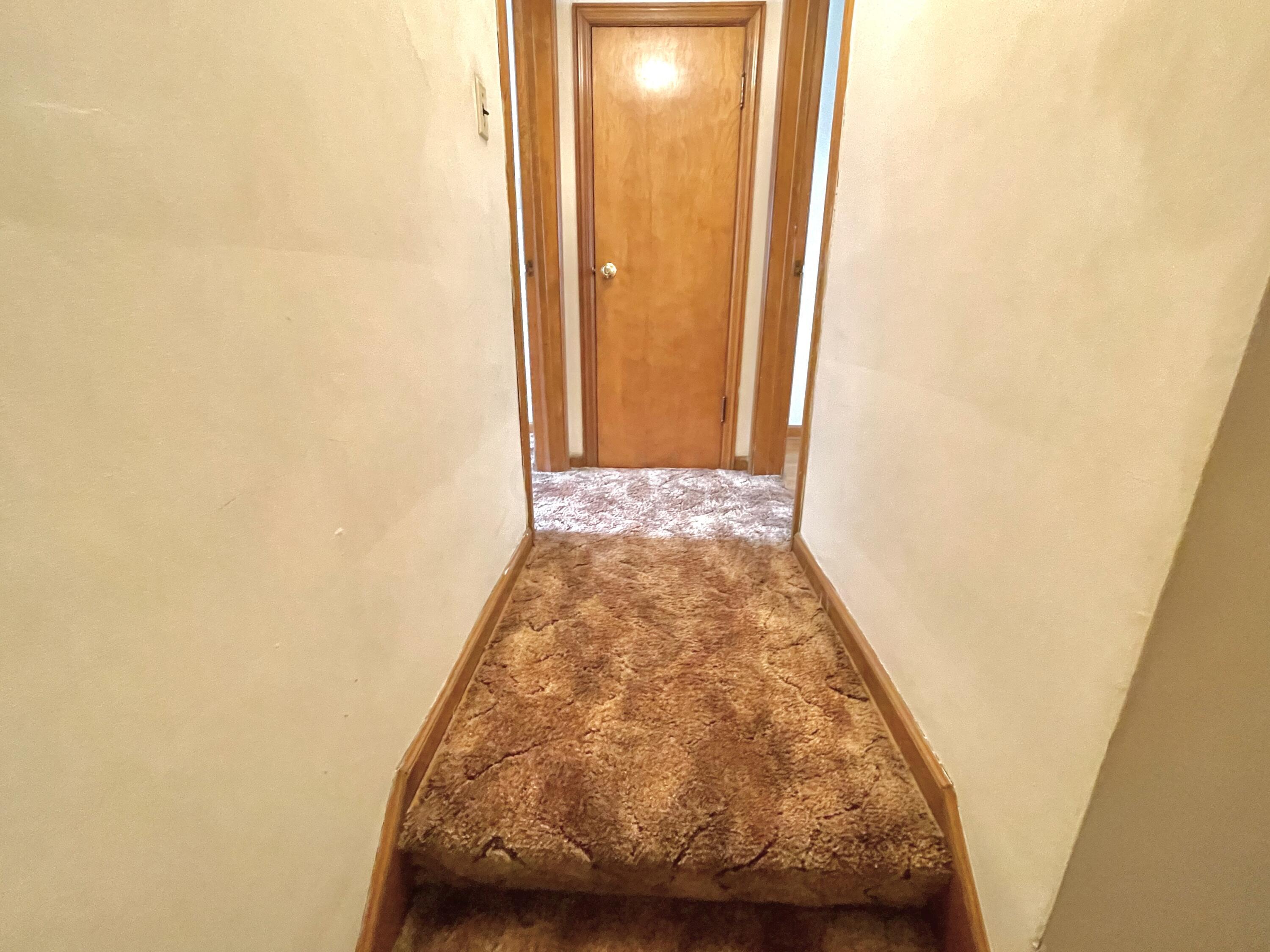 897 South Broadleigh Road Columbus, OH 43209 - Photo 21 of 46 2nd Floor Hall Closet