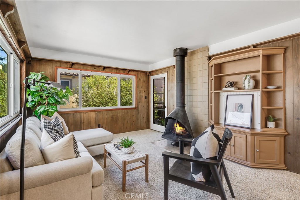 214 Angelo Walk Long Beach, CA 90803 - Photo 17 of 36 a living room with furniture and a window