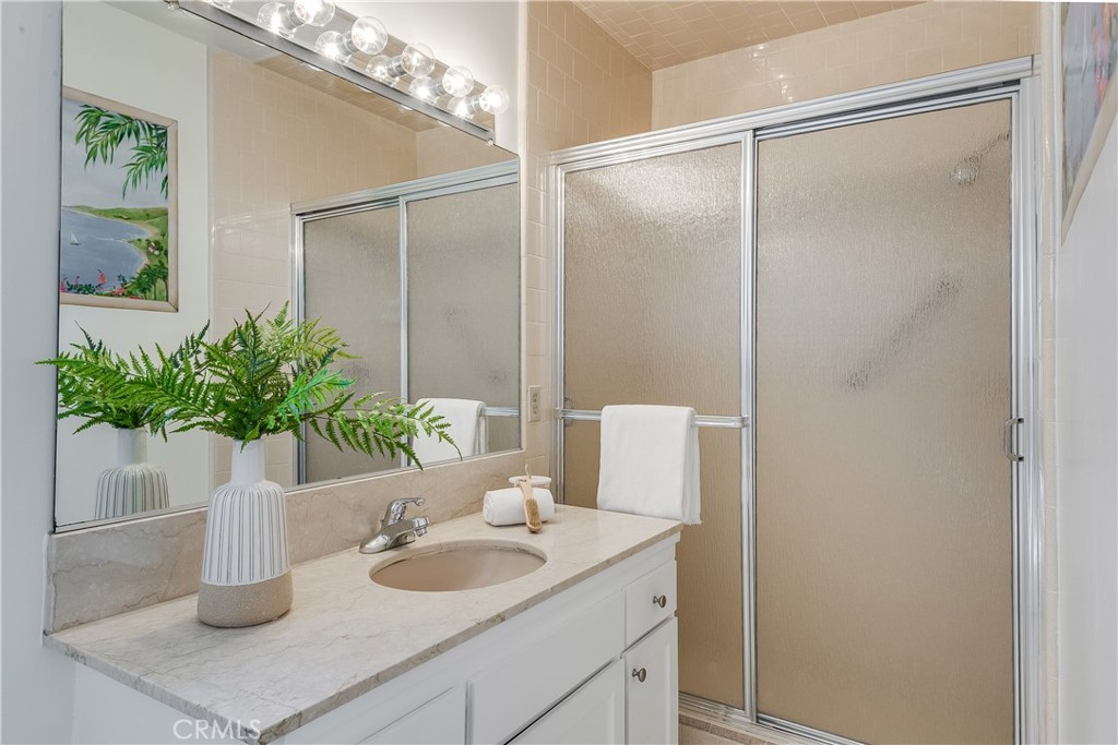 214 Angelo Walk Long Beach, CA 90803 - Photo 20 of 36 a bathroom with a sink a vanity and a mirror