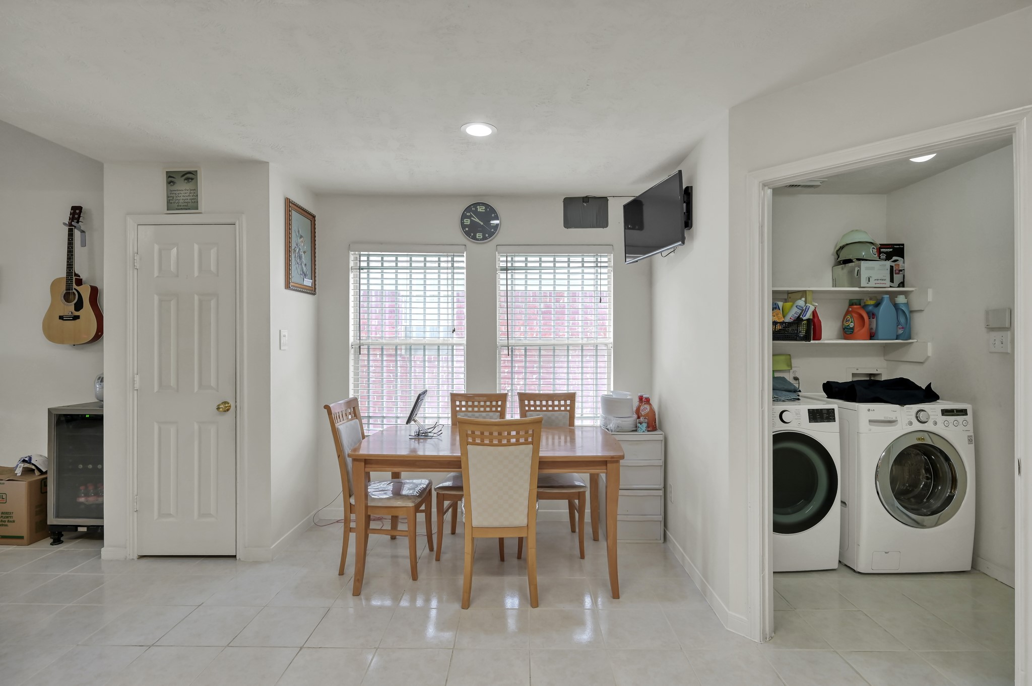 2539 Forge Creek Road Houston, TX 77067 - Photo 10 of 40 Light and bright breakfast nook and convenient utility room.