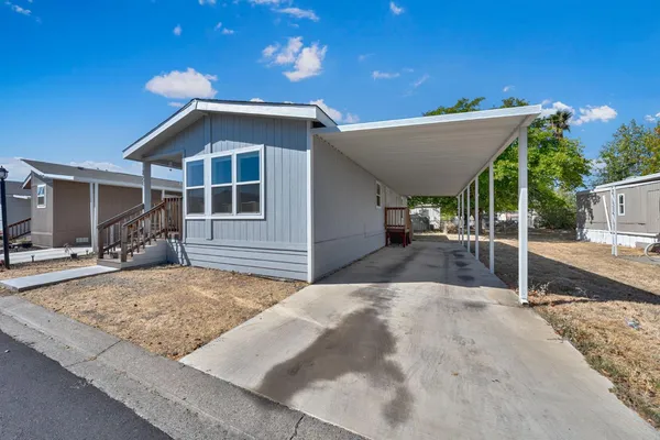 a view of a house with backyard