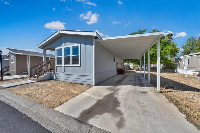 a view of a house with backyard