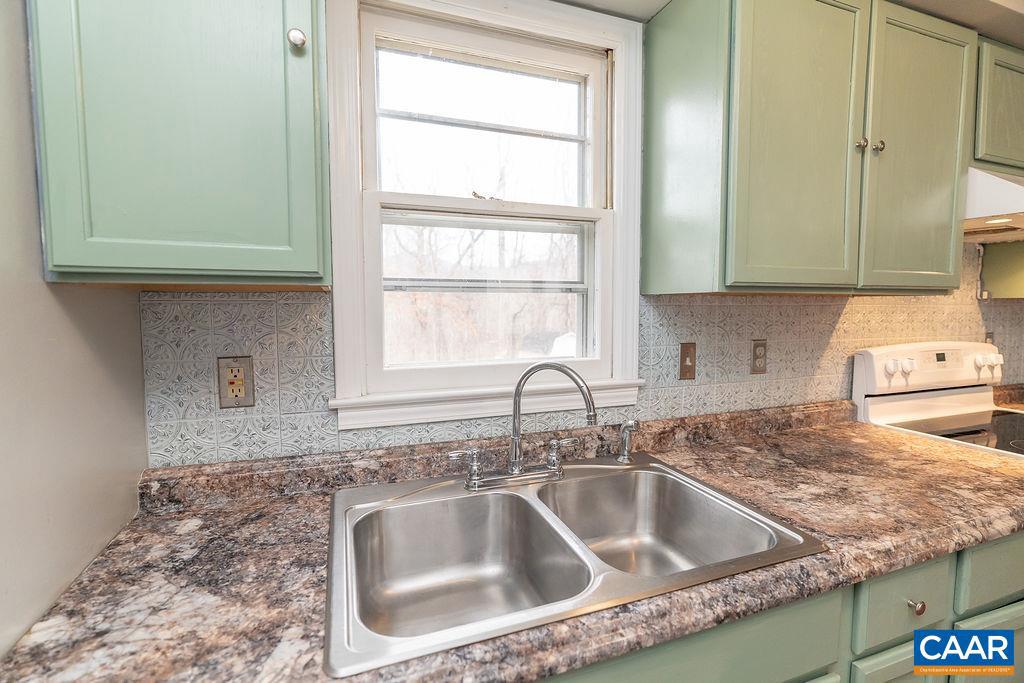 112 Pines Lane Shipman, VA 22971 - Photo 8 of 38