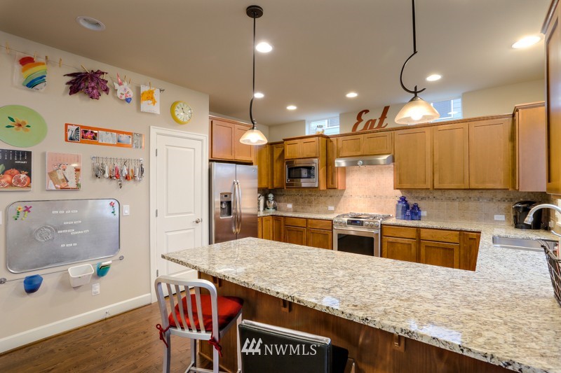 202 Ilwaco Place Southeast Renton, WA 98059 - Photo 8 of 25