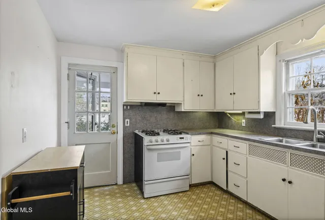 $359,900 | 4 Woodridge Road, Bethlehem, NY 12054