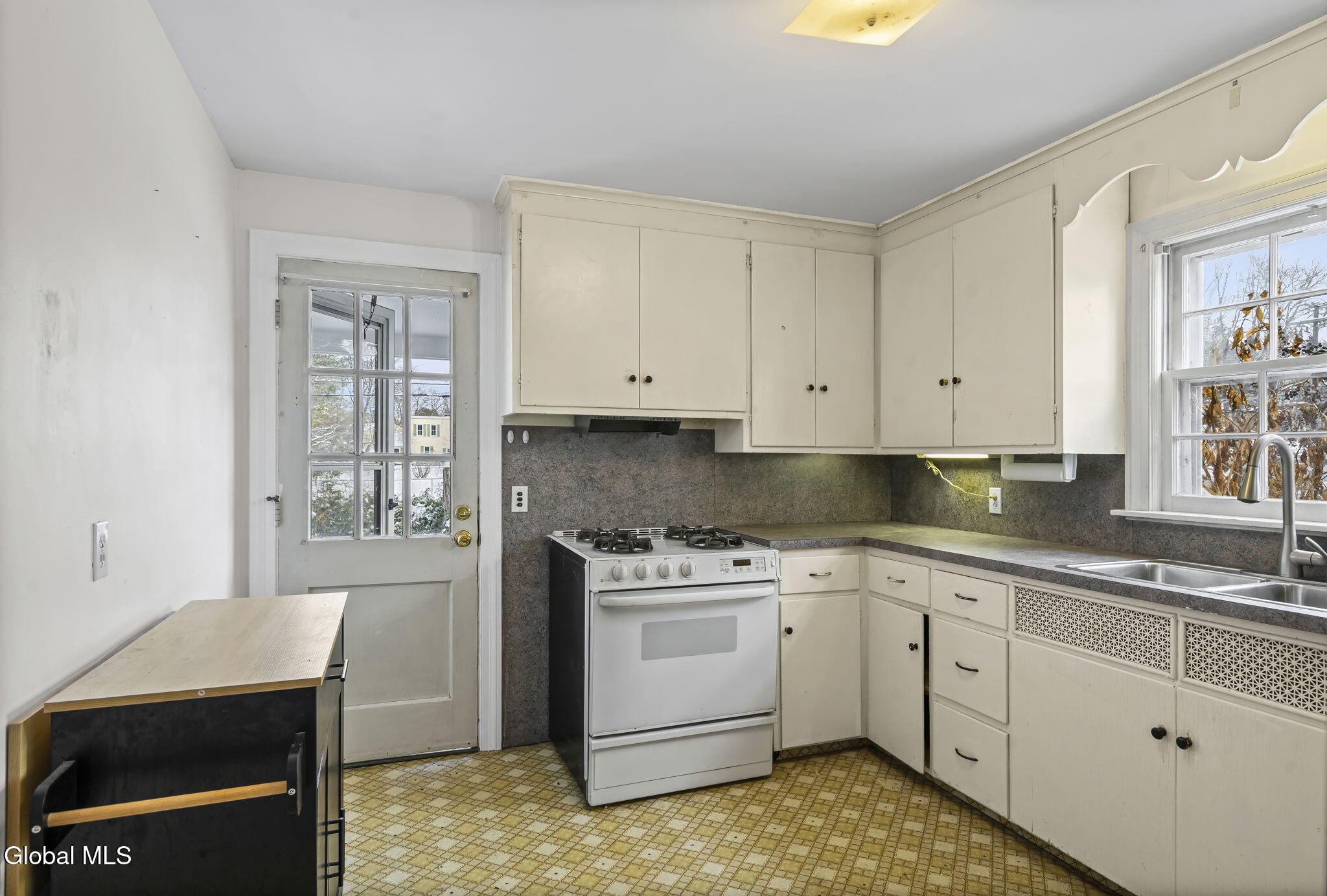 4 Woodridge Road Bethlehem, NY 12054 - Photo 8 of 45 15-web-or-mls-4-woodridge-rd