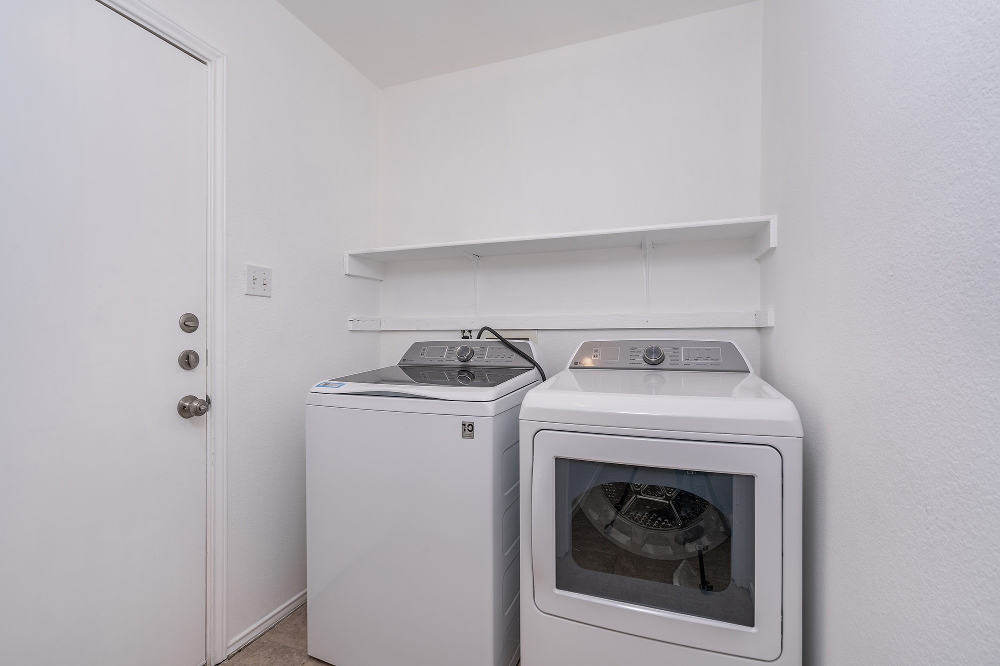 1305 Water Spaniel Way Round Rock, TX 78664 - Photo 13 of 27 a utility room with dryer and washer