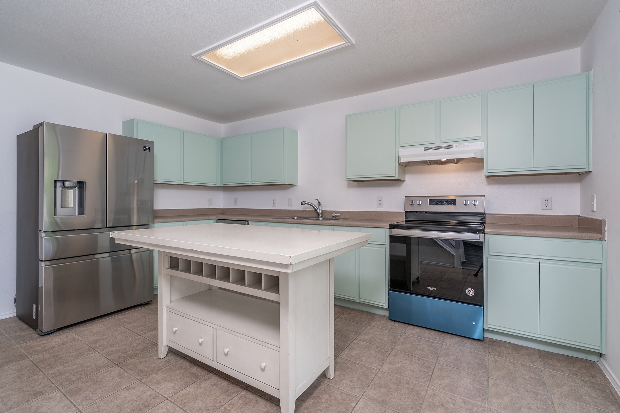 1305 Water Spaniel Way Round Rock, TX 78664 - Photo 10 of 27 a kitchen with a stove and a refrigerator