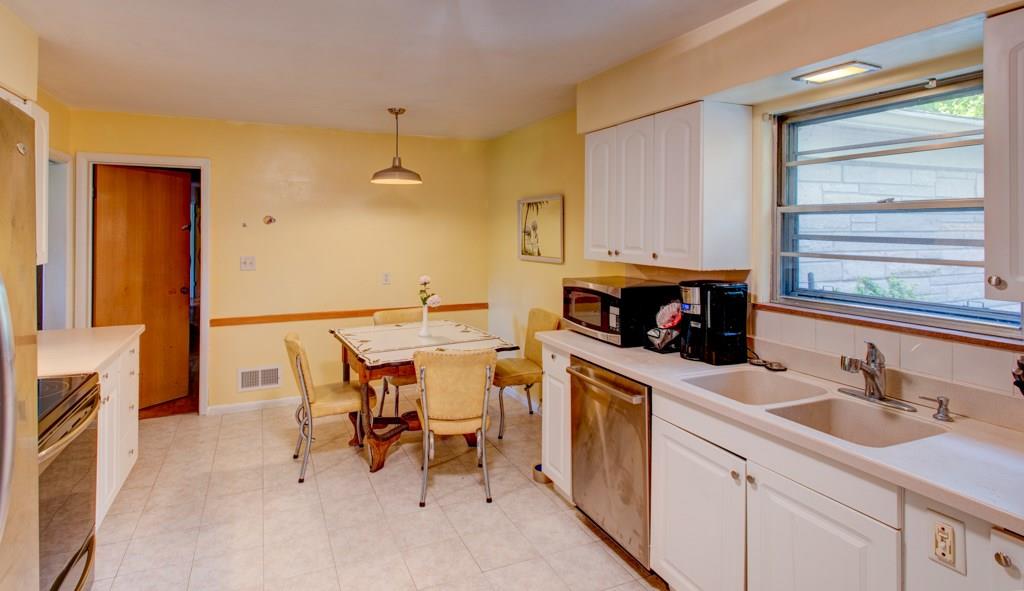 7018 Spring Mill Road Indianapolis, IN 46260 - Photo 10 of 39 Gallery Image 10