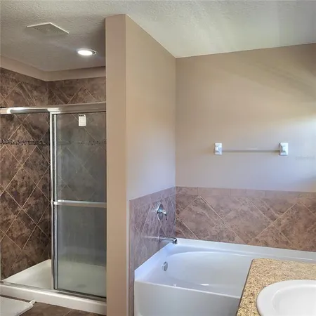 $2,250 | 36142 Laguna Hills Circle, Zephyrhills, FL 33541