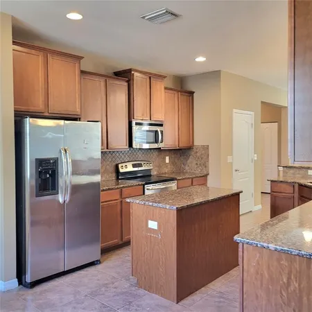 $2,250 | 36142 Laguna Hills Circle, Zephyrhills, FL 33541