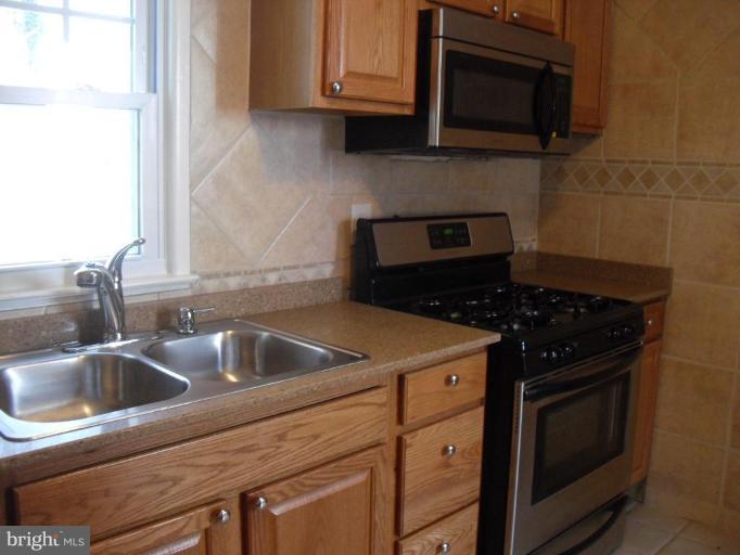 13136 Haddock Road Woodbridge, VA 22193 - Photo 22 of 29 Kitchen #3