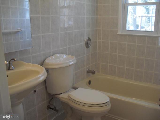 13136 Haddock Road Woodbridge, VA 22193 - Photo 27 of 29 Bath #2