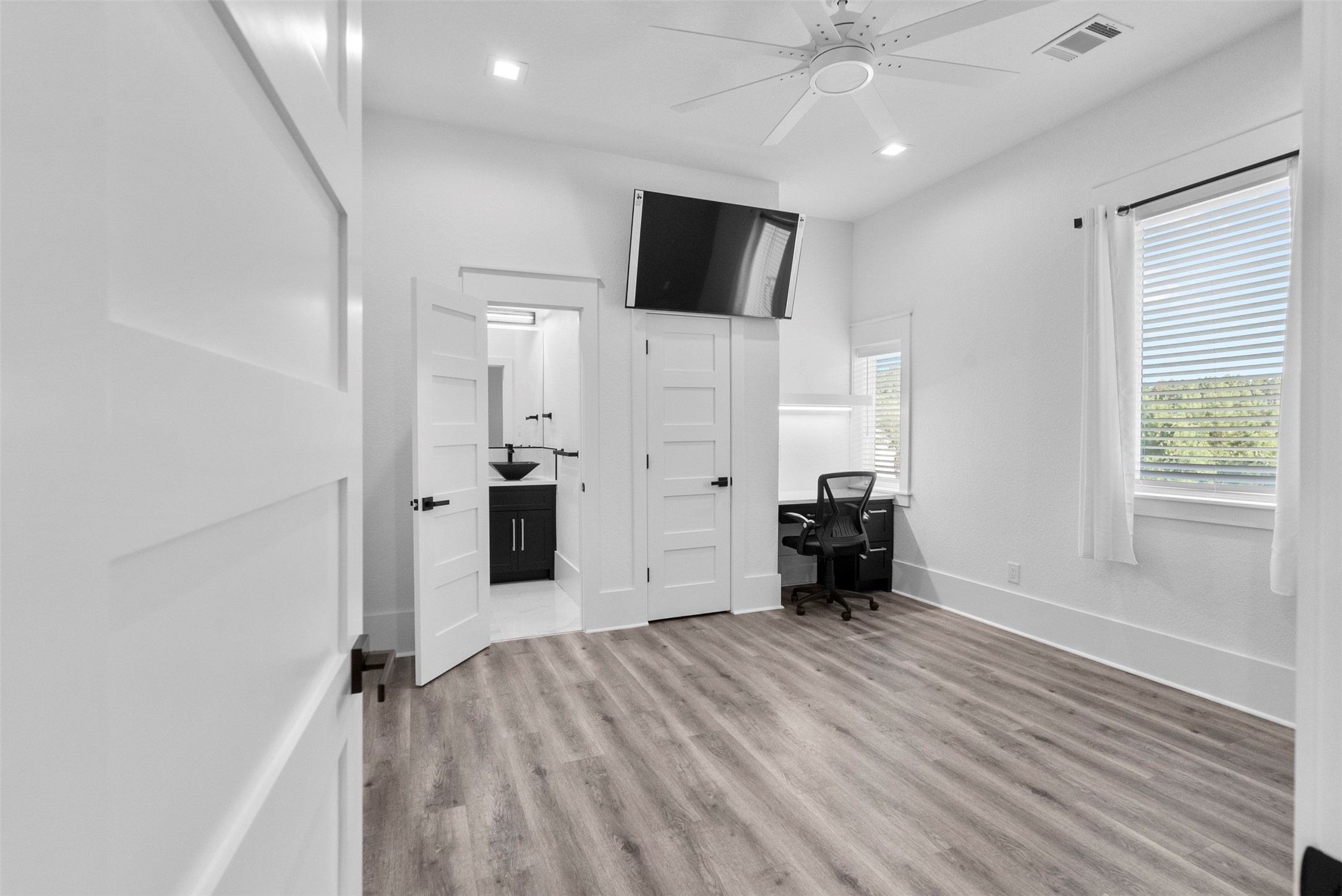 12 County Road 3558 Cleveland, TX 77327 - Photo 27 of 50 Secondary bedroom with an en-suite bath and built in desk