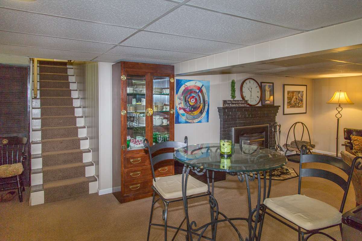 5720 Battlefield Road Harrisonburg, VA 22801 - Photo 26 of 41 a view of a livingroom with furniture and window