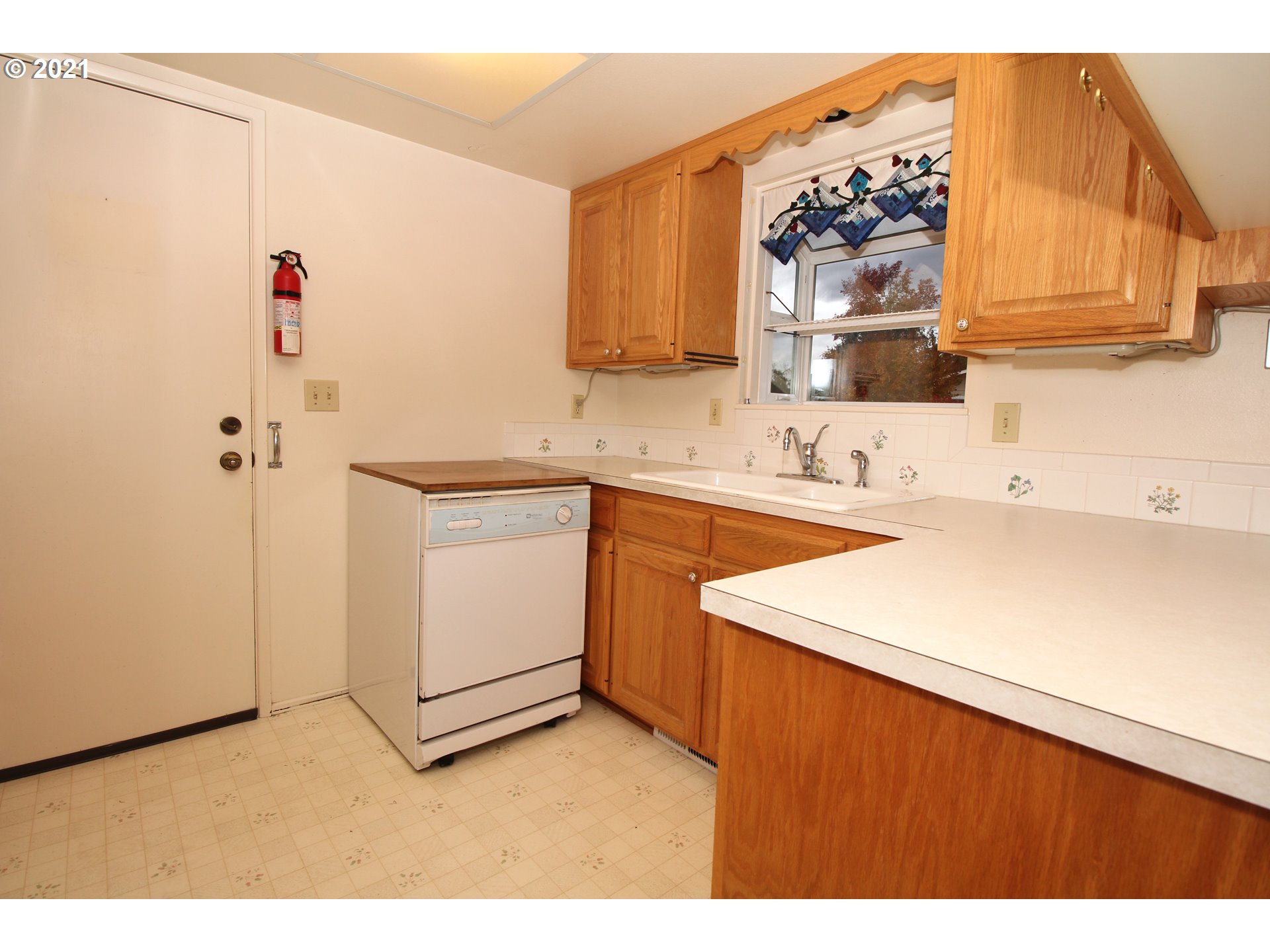 6988 B Street Springfield, OR 97478 - Photo 11 of 31 a utility room with cabinets washer and dryer