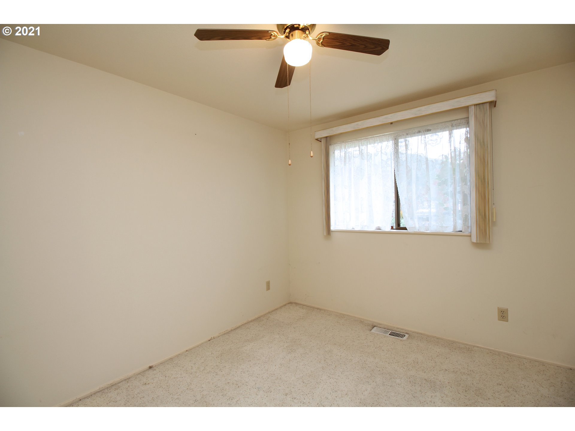 6988 B Street Springfield, OR 97478 - Photo 16 of 31 an empty room with ceiling fan and window
