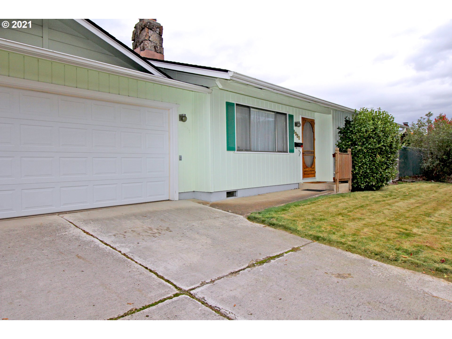 6988 B Street Springfield, OR 97478 - Photo 3 of 31