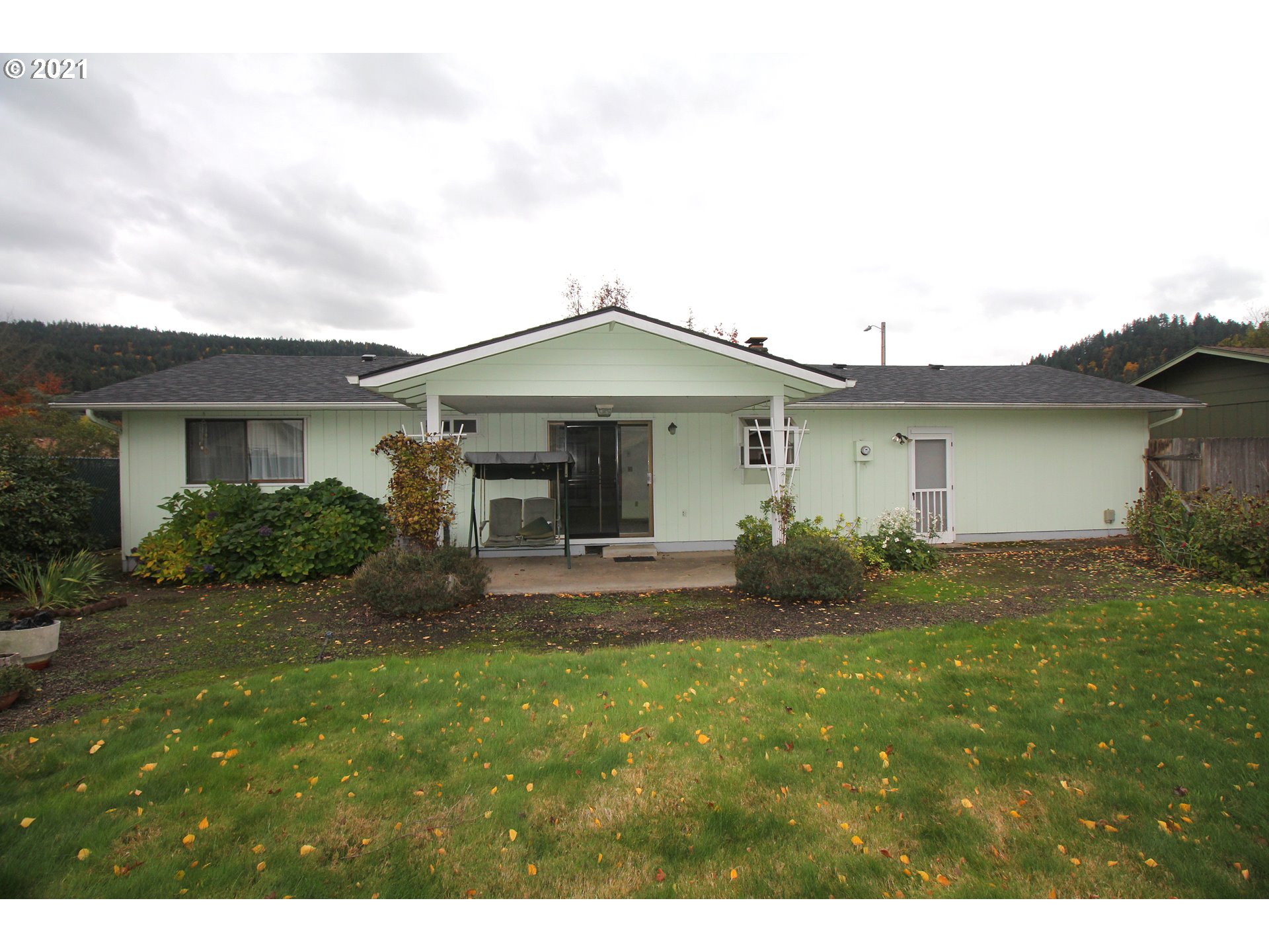 6988 B Street Springfield, OR 97478 - Photo 28 of 31 a front view of a house with garden