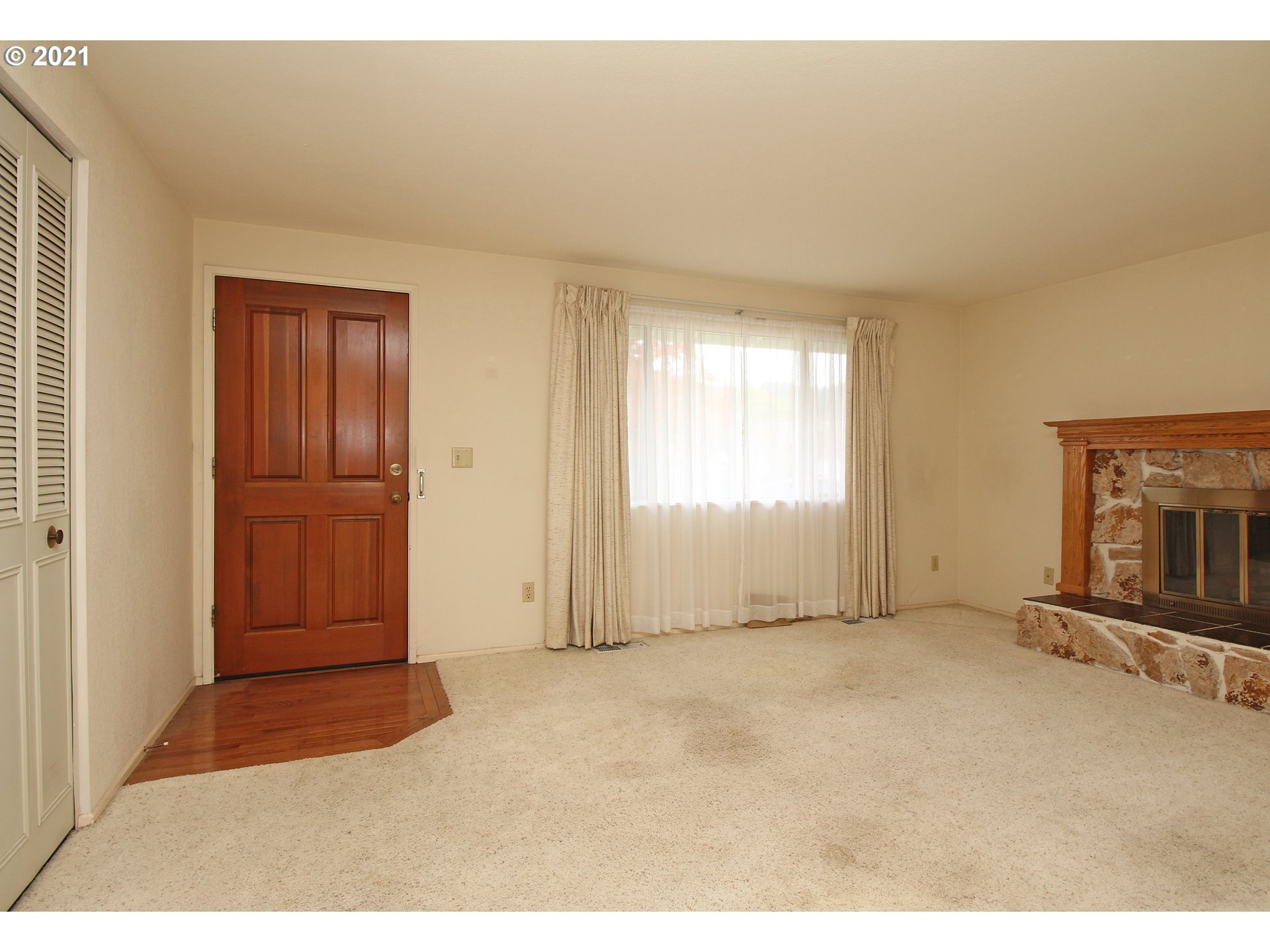 6988 B Street Springfield, OR 97478 - Photo 4 of 31 a view of empty room with front door
