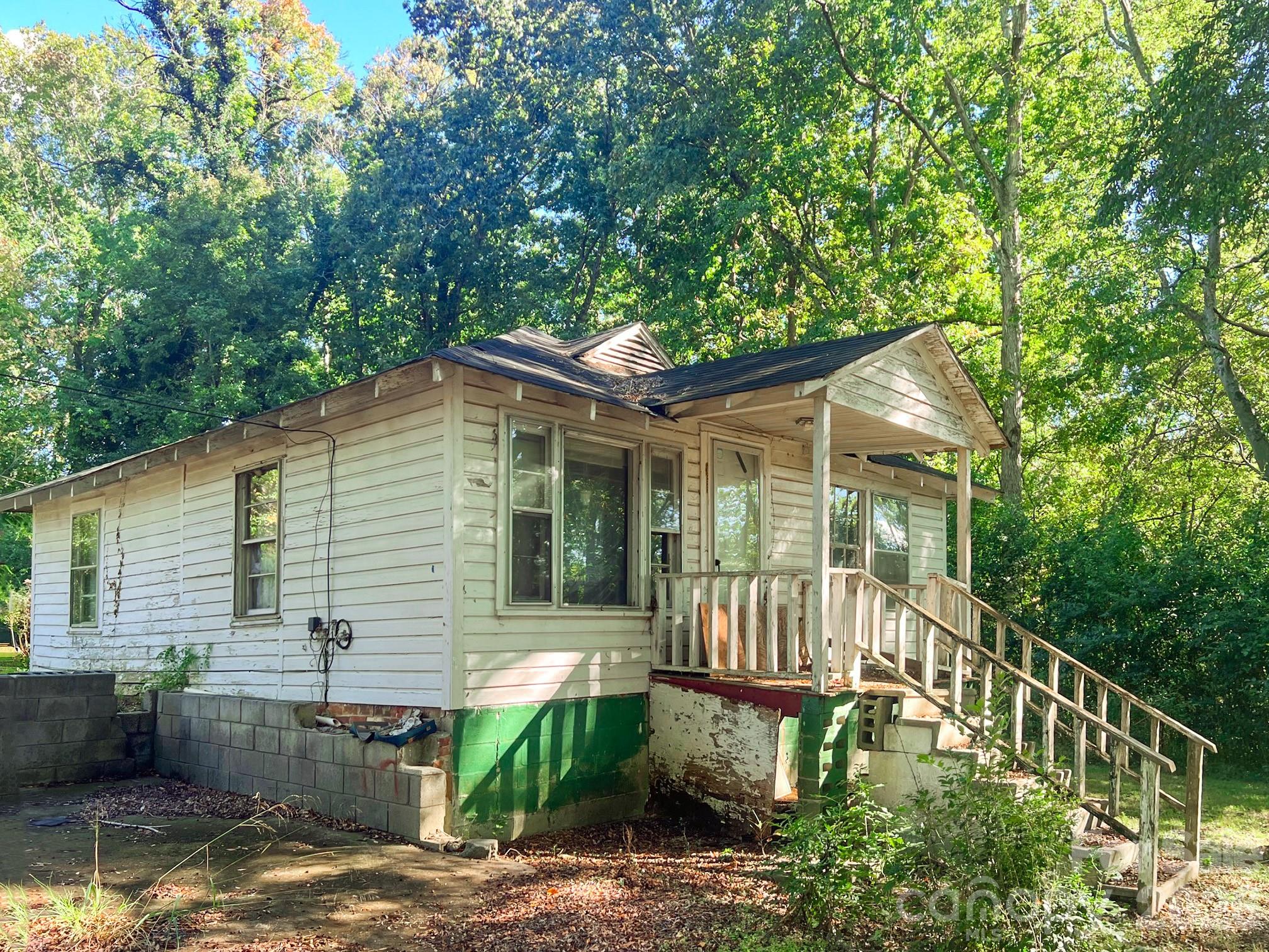 122 Ranson Road Lancaster, SC 29720 - Photo 4 of 19 a front view of a house with garden