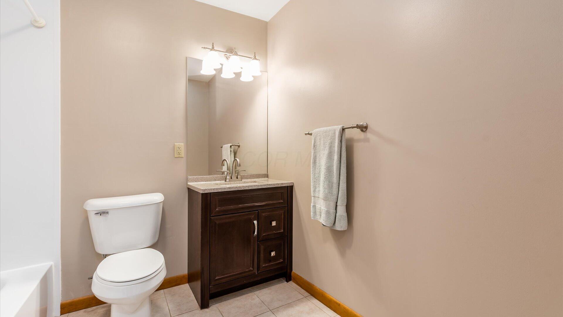 711 Sherwick Road Newark, OH 43055 - Photo 17 of 31 Full Hallway Bathroom