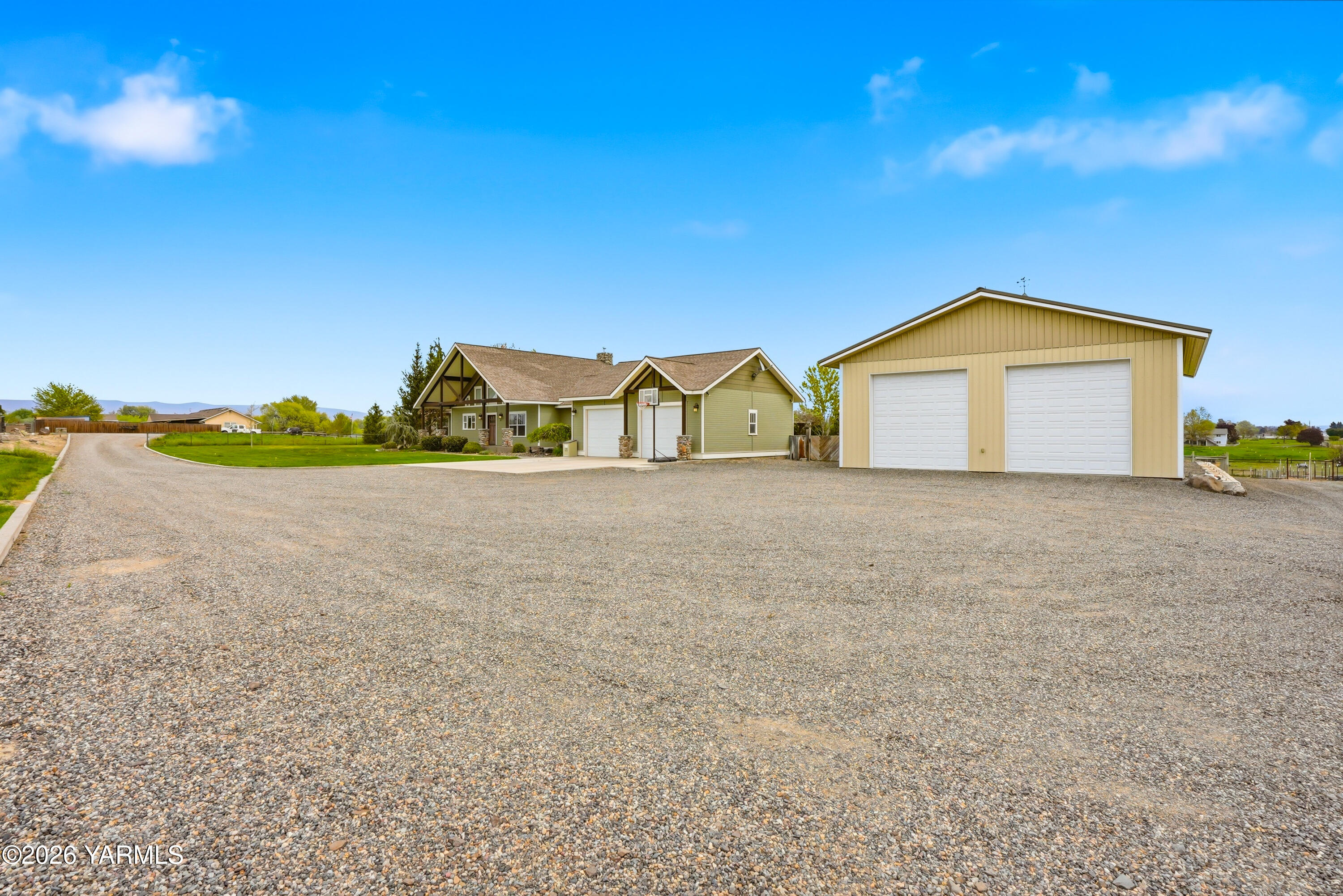 230 Albro Road Sunnyside, WA 98944 - Photo 44 of 46 a view of a house with a yard and large trees