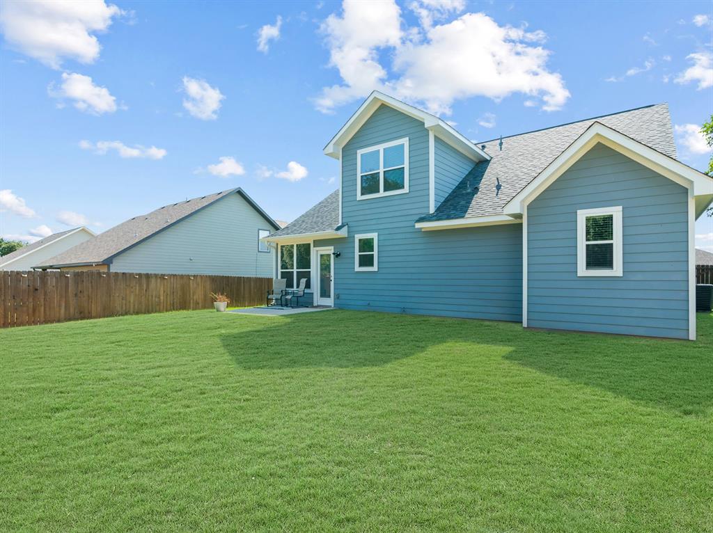 608 Porcupine Drive Springtown, TX 76082 - Photo 22 of 37 a backyard of a house