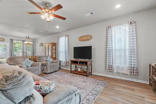 $315,000 | 608 Porcupine Drive, Springtown, TX 76082