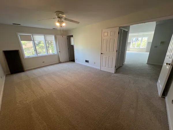 $425,000 | 1663 Courtland Drive, Arlington Heights, IL 60004