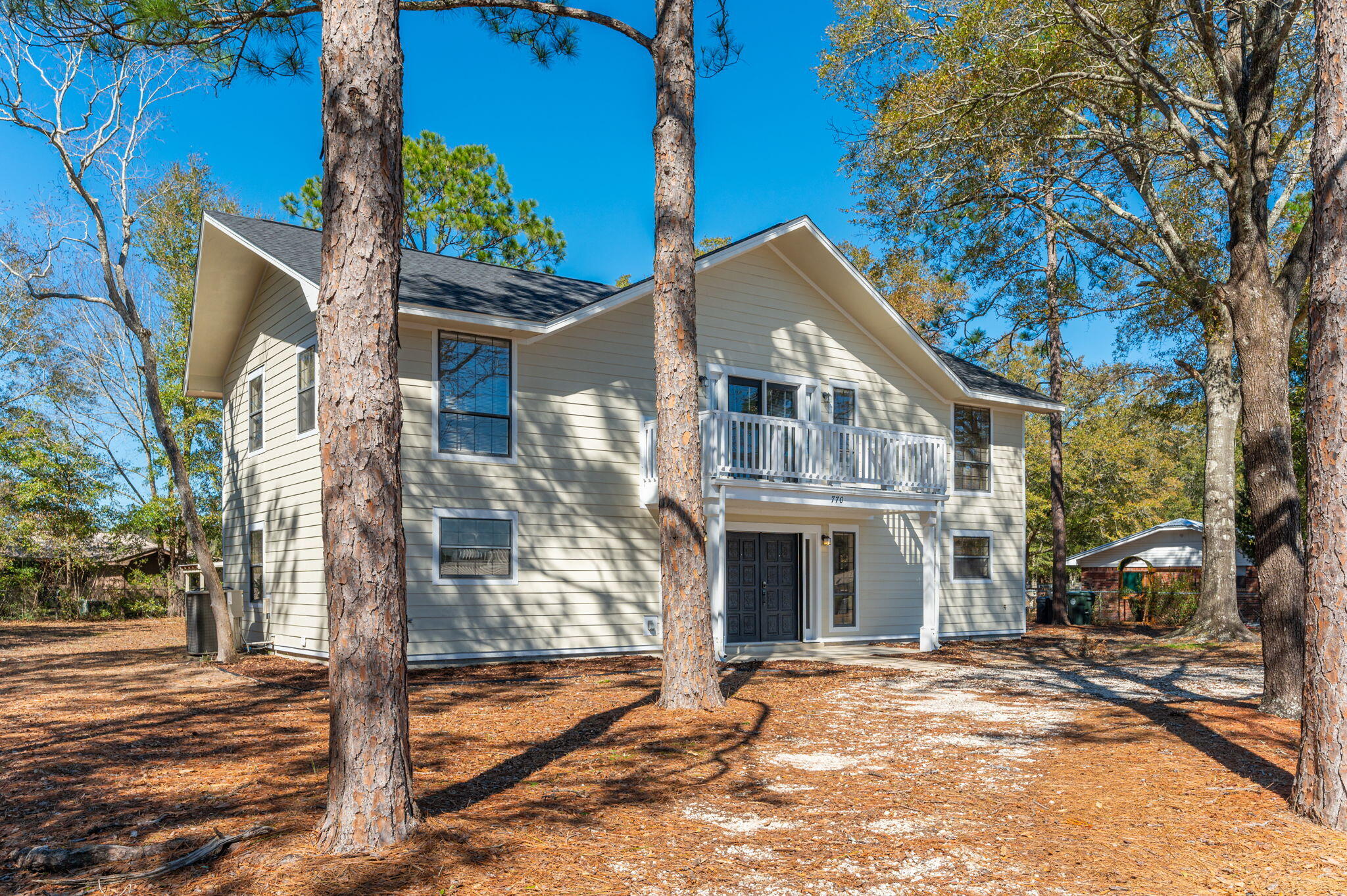 770 Lakeview Drive DeFuniak Springs, FL 32433 - Photo 3 of 33 3-web-or-mls-770 Lakeview Dr Exterior-3