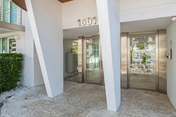 a view of entryway with front door