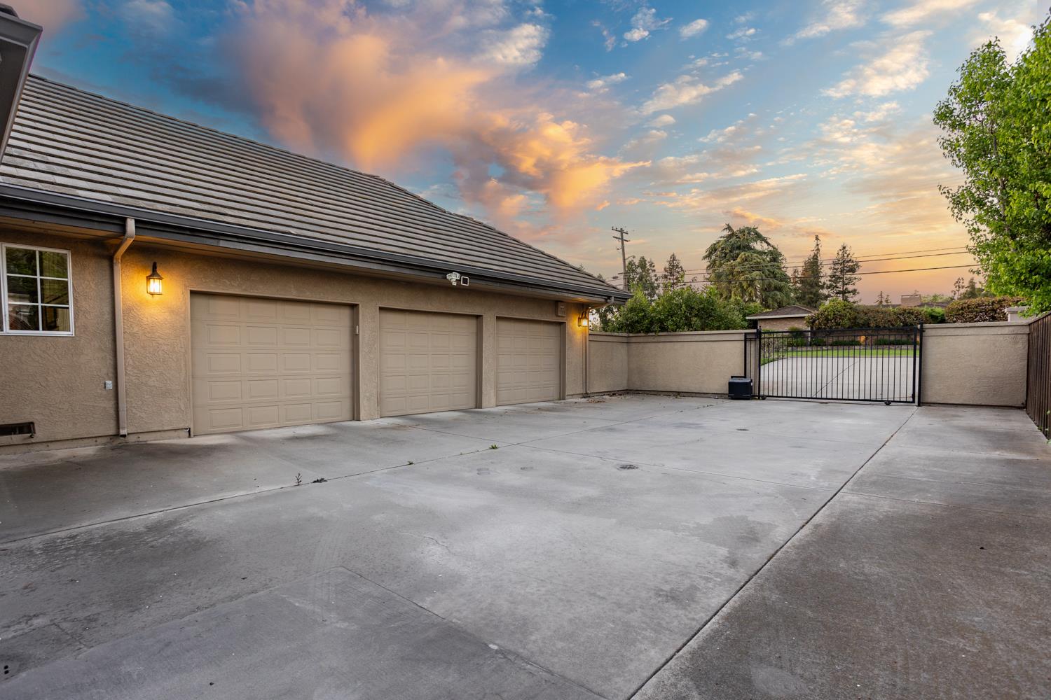 808 Country Club Drive Modesto, CA 95356 - Photo 13 of 60 a view of back yard of the house